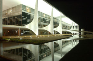 palácio do planalto à noite l imagem: wikipedia