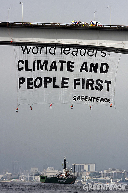 protesto na ponte rio-niterói l imagem: greenpeace