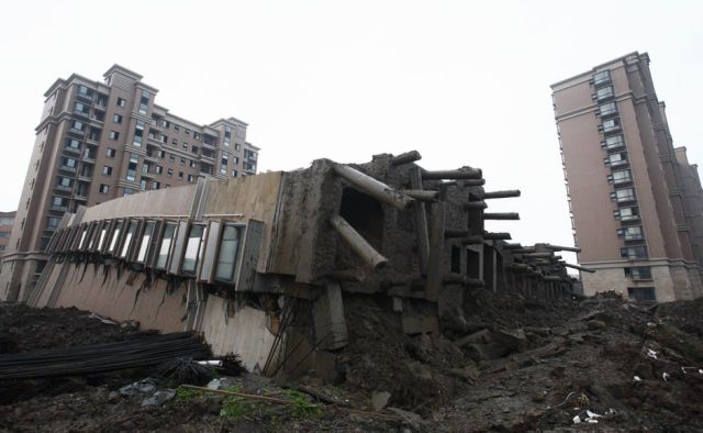 prédio tombado em xangai l imagem: gizmodo