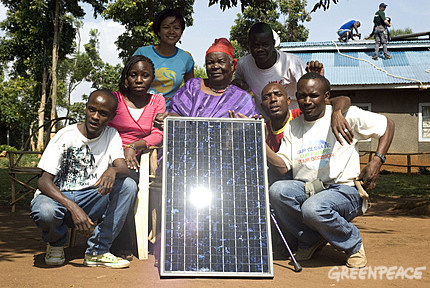 painel solar instalado para avó de obama l imagem: greenpeace