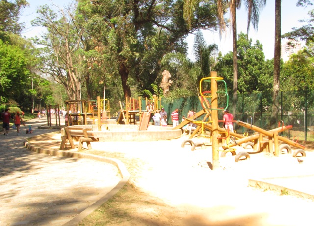 playground junto ao campo de futebol