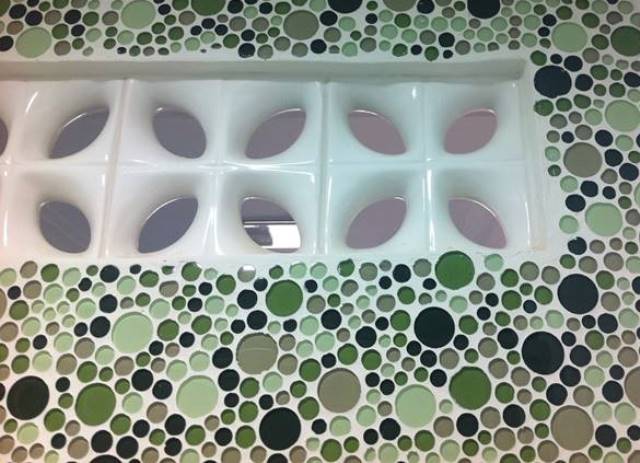 detalhe das pastilhas de vidro no formato de bolas e as peças de cobogós em louça branca